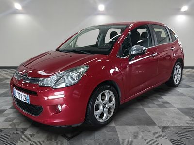 la voiture rouge est garée dans le garage sur le sol en damier