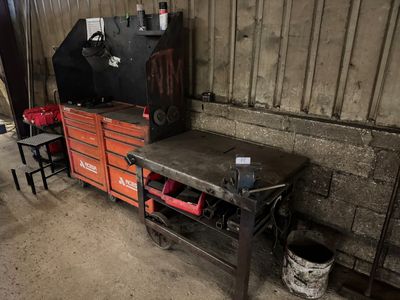 une image d'un établi dans un garage