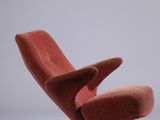 une image représentant une chaise rouge avec des pieds en bois et une assise rouge