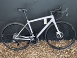 une photo d'un vélo garé contre un mur
