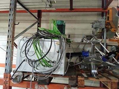 tout un tas de fils et de câbles posés sur une étagère dans un garage