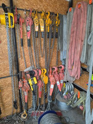 de nombreux outils de toutes sortes accrochés au mur