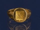 une image représentant une bague-sceau en or ornée d'un blason