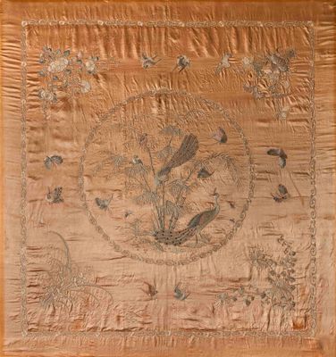 CHINE. Broderie de paons au milieu des bambous dans un entou…