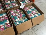 plusieurs cartons contenant des articles divers, posés à même le sol dans un entrepôt