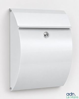 un gros plan d'une boîte aux lettres blanche fixée au mur
