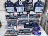 de nombreux sacs et sacs à dos posés sur une table