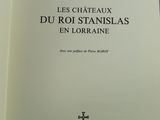 un livre ouvert sur lequel est dessinée une croix, posé sur une table