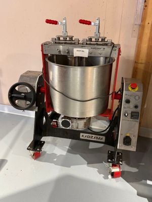 une machine posée sur une table dans une pièce