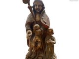 statue en bois représentant un homme tenant un enfant dans ses bras et un enfant