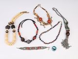 de nombreux colliers et bracelets disposés sur une table