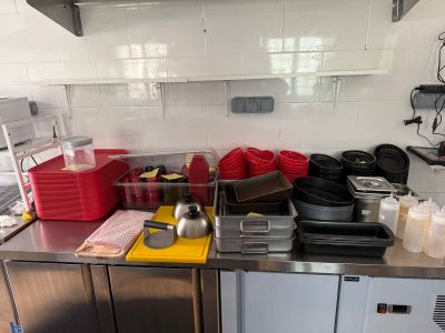de nombreuses casseroles et poêles sur le comptoir de la cuisine