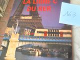 un livre sur lequel figure une image de la tour Eiffel