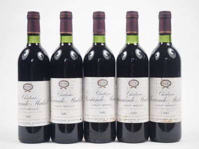 quatre bouteilles de vin rouge sont alignées