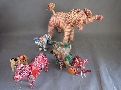 un groupe d'animaux en peluche posés sur une table