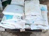 un tas de matelas posé par terre près d'une clôture