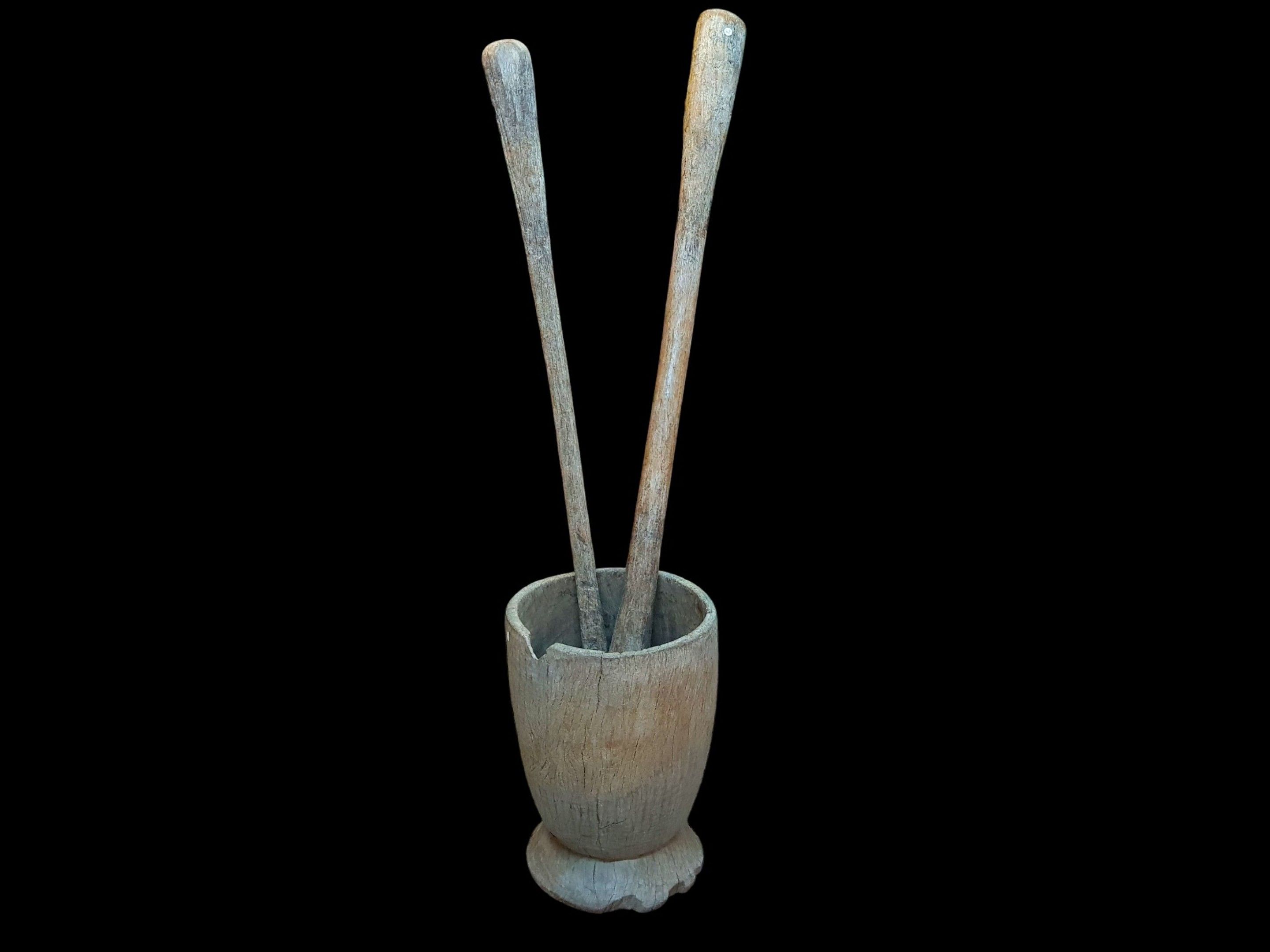 Grand et ancien mortier monoxyle et deux pilons en bois lourd Afrique de l'ouest Dimensions du mortier H. 51 cm Dimen...