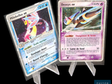 deux cartes Pokémon exposées sur une table