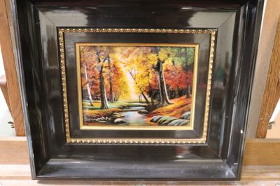 tableau à l'huile encadré représentant un ruisseau dans un cadre boisé