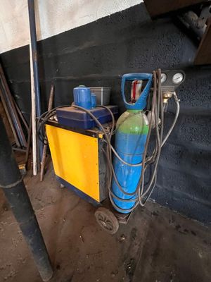 une photo d'un extincteur bleu et jaune dans un garage