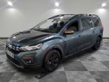 une voiture grise est garée dans une pièce au sol à carreaux