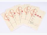 un lot de cinq brochures sur lesquelles figure le portrait d'une femme