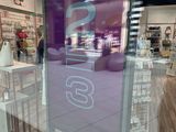 une devanture avec une porte vitrée et une enseigne dans la vitrine