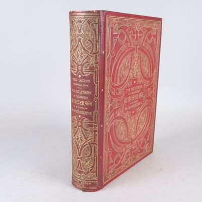 un vieux livre à la couverture rouge posé sur une surface blanche