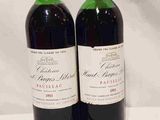 deux bouteilles de vin posées l'une à côté de l'autre sur une table