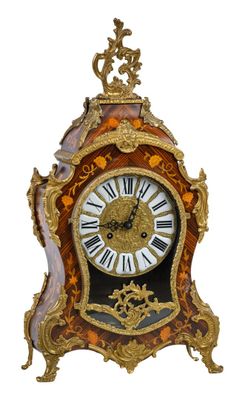une horloge posée sur une table