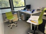un bureau avec une chaise et un ordinateur dessus