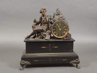 une statue représentant un homme assis sur une table, avec une horloge