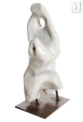 statue d'une femme assise sur un socle en bois, les mains levées