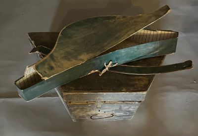 Boîte de bicorne militaire en bois, on y joint les restes d'…