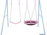 une balançoire rose avec un cadre bleu et un siège rose