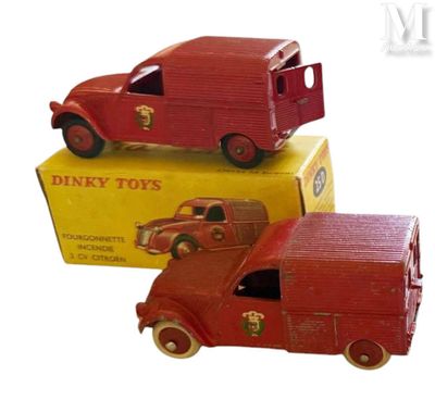 deux camions rouges en plastique posés l'un à côté de l'autre