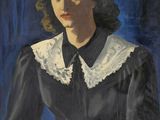 portrait d'une femme en robe noire à col blanc