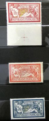 quatre types différents de timbres exposés dans une vitrine