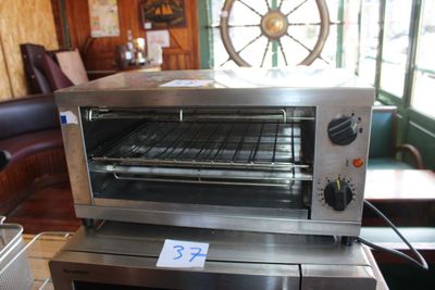 l'image d'un grille-pain four posé sur un comptoir