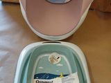 des toilettes avec un couvercle et une cuvette posée à même le sol