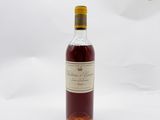 une bouteille de vin posée sur une table blanche