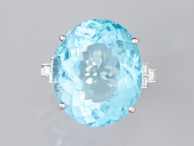 Bague ovale en topaze bleue et diamants