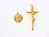 crucifix et médaille plaqués or sur fond blanc