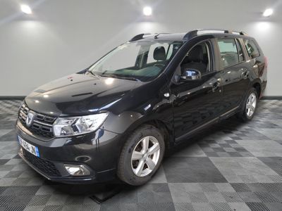 la petite voiture noire est garée sur un carrelage à carreaux