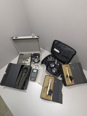 Ensemble comprenant : trois micros en étuis dont un deux AKG… - Photo 1