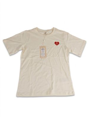 t-shirt blanc avec un cœur rouge sur la poitrine