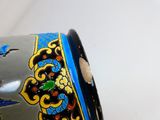 un vase bleu et noir orné d'un motif d'oiseau