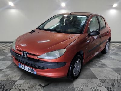 une image d'une voiture rouge garée dans un garage