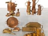 de nombreux types d'objets en cuivre exposés