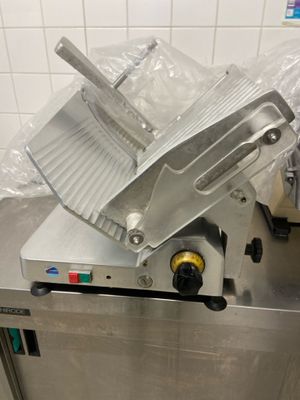 une machine posée sur le comptoir d'une cuisine